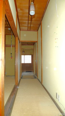 平田町　戸建てのその他|１F　北側から南側へ向かう廊下。