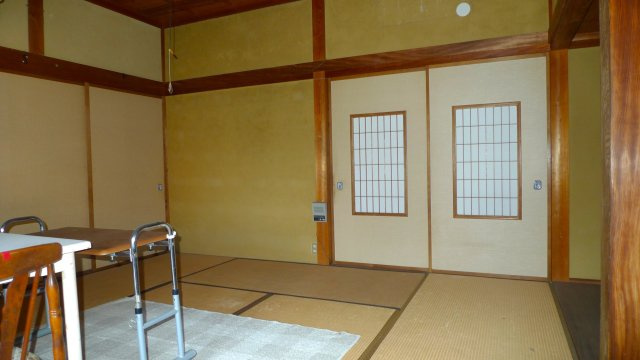 平田町　戸建ての和室|１F　台所に隣接した和室。床の間、縁側付の和室です。押し入れはございません。