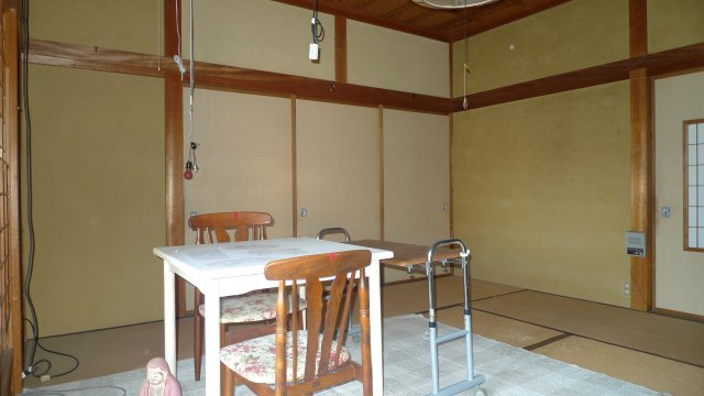 平田町　戸建ての和室|１F　台所に隣接した和室。床の間、縁側付の和室です。押し入れはございません。