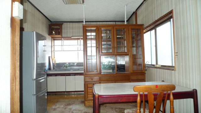 平田町　戸建てのキッチン|１F　台所は、窓も多く明るいです。和室側の掃き出し窓を開けますと、風が通ります。
