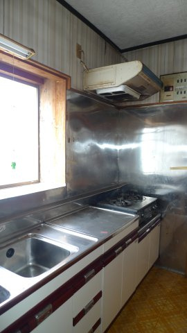 平田町　戸建てのキッチン|１F　キッチンに窓が有り、明るいです。