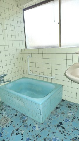 平田町　戸建ての浴室|１F　タイル貼り仕様のお風呂です。シャワー付き混合水栓あり。