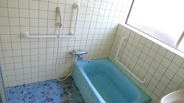 平田町　戸建ての浴室|１F　タイル貼り仕様のお風呂です。シャワー付き混合水栓あり。