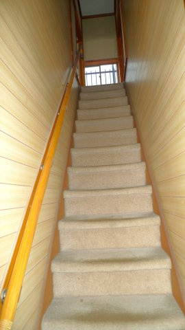 平田町　戸建てのその他|１F→２F　階段には手すりが設置されています。