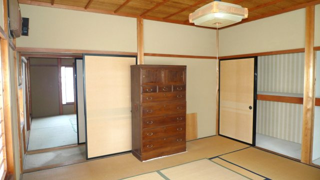 平田町　戸建ての和室|２F　和室。和布団が入る奥行きがあります。