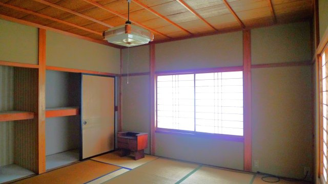 平田町　戸建ての和室|２Ｆ　北側の和室。窓も多く風光が感じられます。押し入れは和布団が入る奥行きがあります。