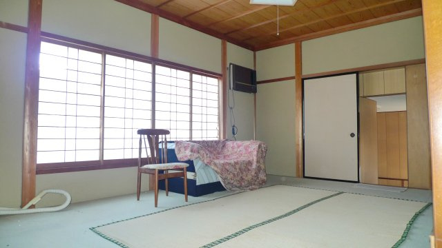 平田町　戸建ての和室|２F　南側の和室。窓も多く風光が感じられます。床の間付です。