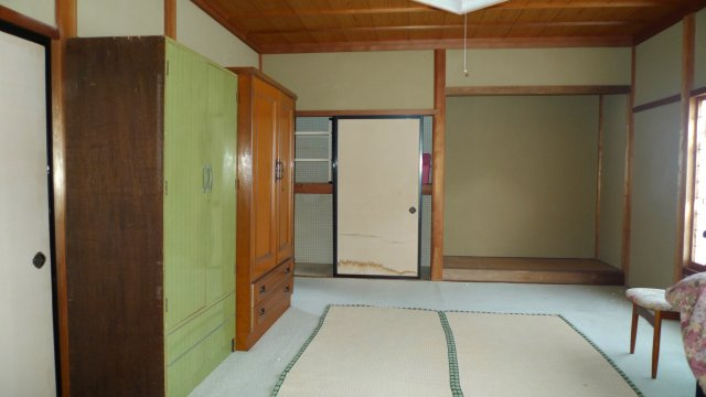 平田町　戸建ての和室|２F　南側の和室。窓も多く風光が感じられます。床の間付です。