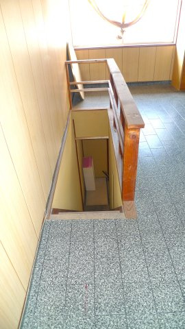 平田町　戸建ての洋室|２F　洋室から１F北側玄関に隣接した階段。