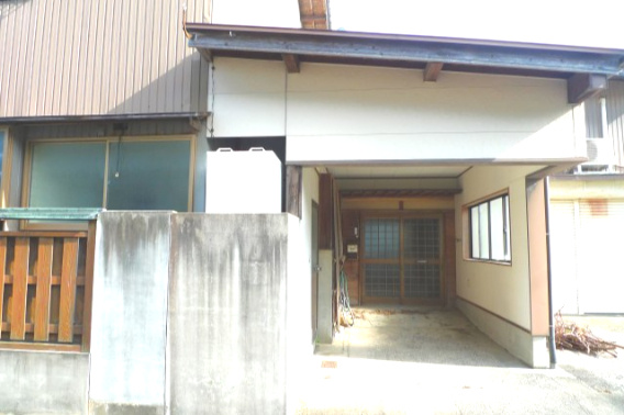 平田町　戸建ての外観|玄関前に１台分（軽自動車可）の駐車場有。