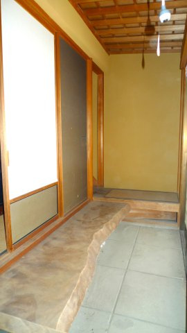 平田町　戸建ての玄関|１F　北側玄関の式台は天然の板で造作されています。