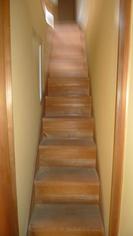 平田町　戸建ての内装|１F　北側玄関に隣接した階段は、60ｃｍ程度の幅です。