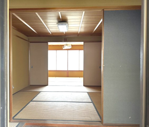 平田町　戸建ての和室|１F　北側玄関に隣接した和室奥の間は、開放的な窓があり、明るい部屋です。