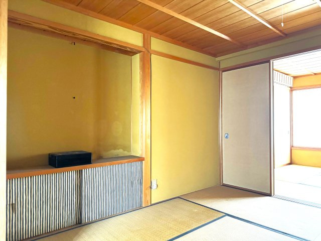 平田町　戸建ての和室|１F　北側玄関に隣接した和室には、収納や飾り棚が多くあります。