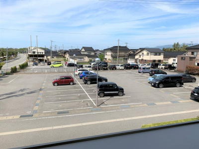 【駐車場】 | さくらいマンション石田浜 | 駐車場に車を止められます