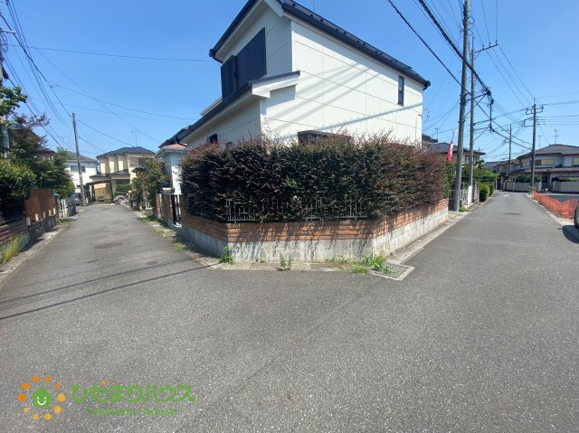 白岡市小久喜　中古一戸建ての前面道路含む現地写真|前面道路が広いので駐車もらくらくです。