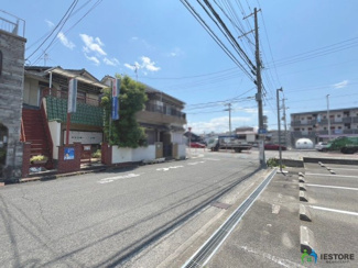 【前面道路含む現地写真】 | 【前面道路約７．９ｍ】前面道路幅が広く開放感がございます♪