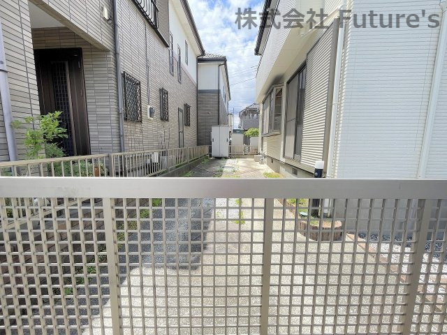 三郷市谷口　中古戸建の駐車場|フェンス付きのカースペース・縦列2台可能（車種制限有）