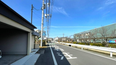 【前面道路含む現地写真】 | 南区箕島　ガレージ付戸建 | 電動シャッター付き車庫なので、天候の影響も受けず、防犯性にも優れています！
駐車最大3台可能です！（車種による）