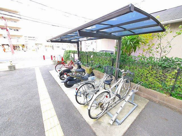 フロント木津のその他共用部分|屋根付き駐輪場