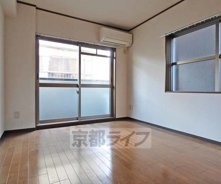 キャピタル・シティの居間・リビング