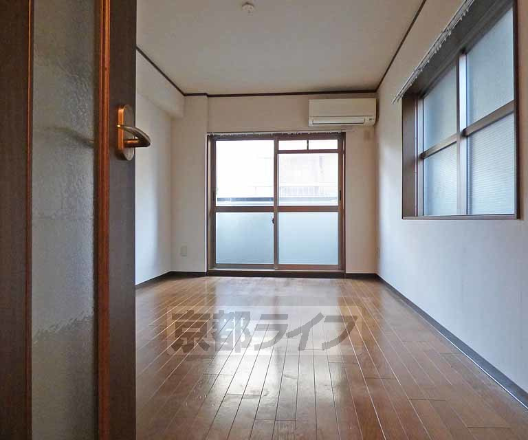 キャピタル・シティの居間・リビング