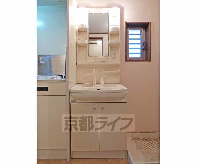 キャピタル・シティの洗面所|独立洗面台付。