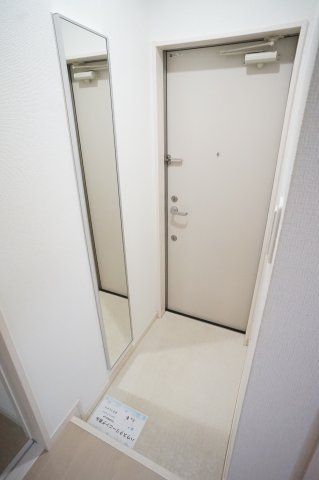 習志野市津田沼３丁目のアパートの玄関|玄関には大き目の姿見がありますよ