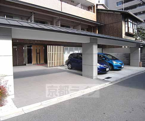 フェルミ堀川の駐車場