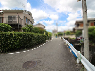 【周辺】 | 前面道路東側になります。
幅員が約5ｍございます。