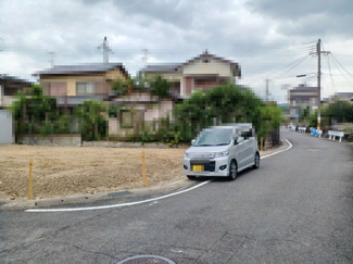 【外観】 | 前面道路を含む現地写真になります。