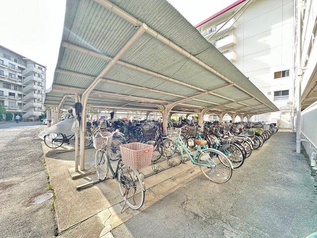 イトーピア向日マンションB棟　4階の駐輪場