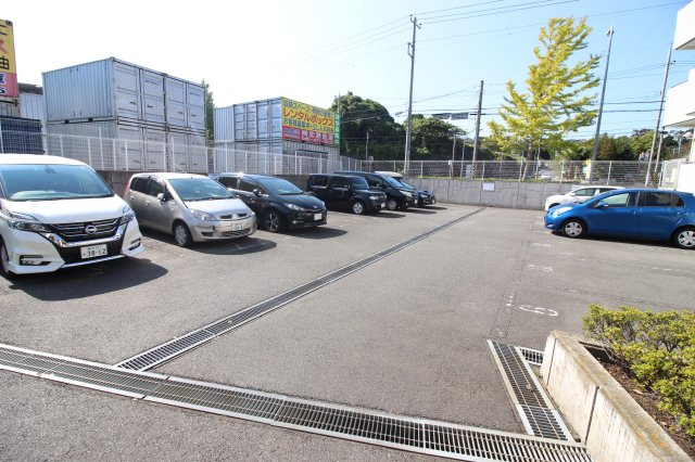 ヴァンベール本郷台の駐車場