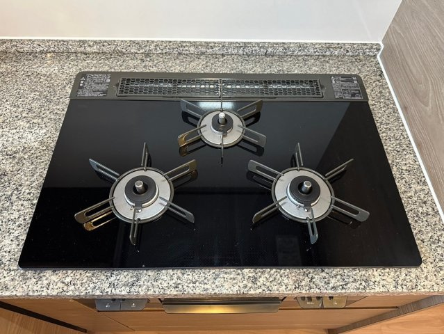 ユニーブル一社パークアベニューの設備|グリル付きの３口コンロなので、同時進行でお料理の効率が上がります♪