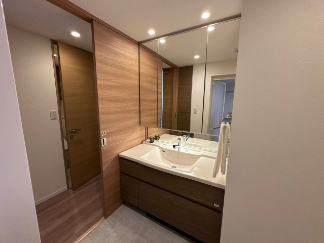 ユニーブル一社パークアベニューの独立洗面台|大きな鏡のついた洗面台で朝の忙しい準備も楽々♪ミラー扉の内側が収納スペースになっていて、洗面周りがスッキリします！