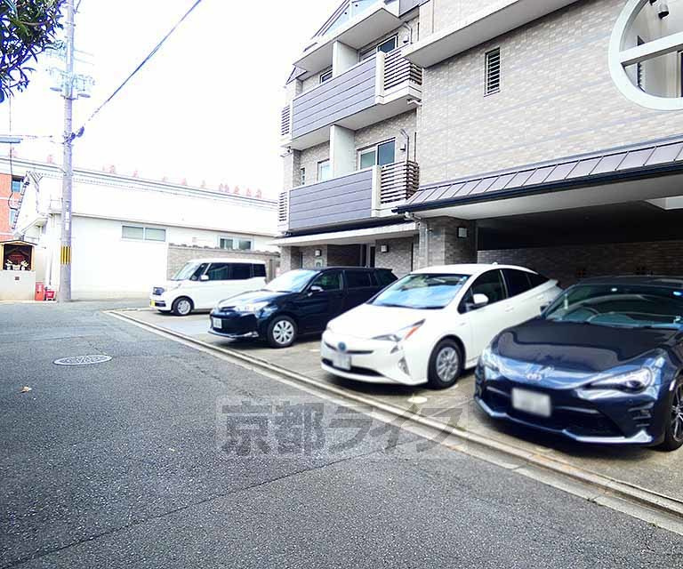 アクエルド御所北の駐車場