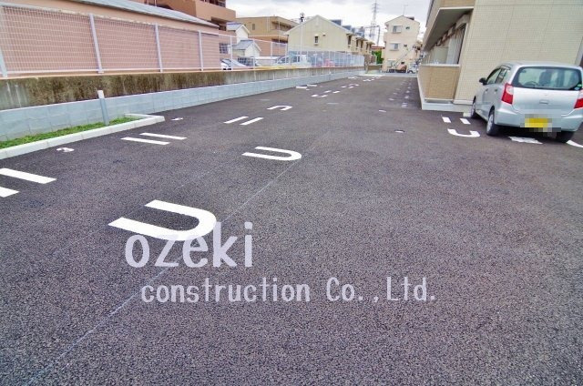 ロイヤルヒル越谷の駐車場
