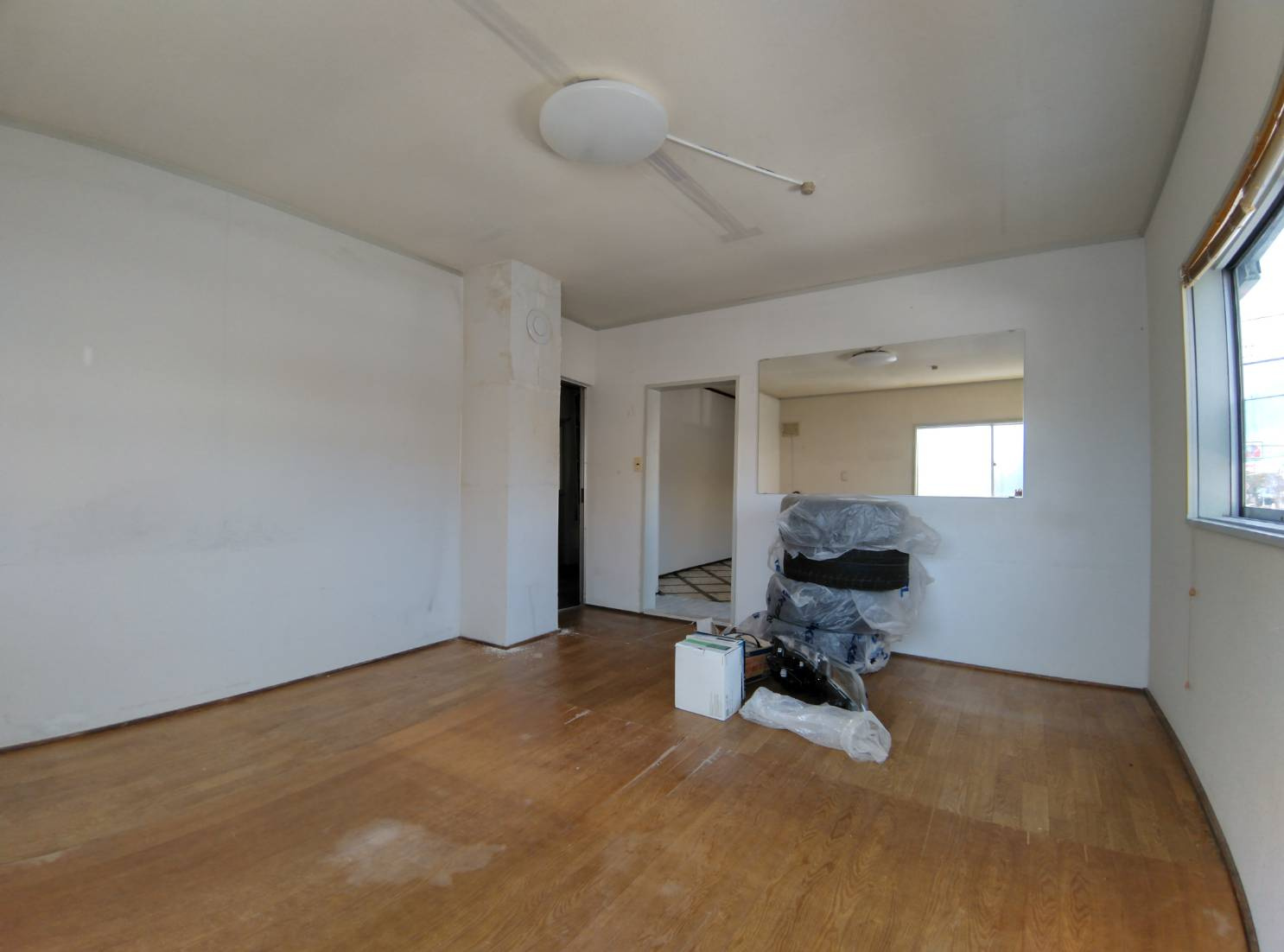 川上町5丁目　貸事務所の居間・リビング