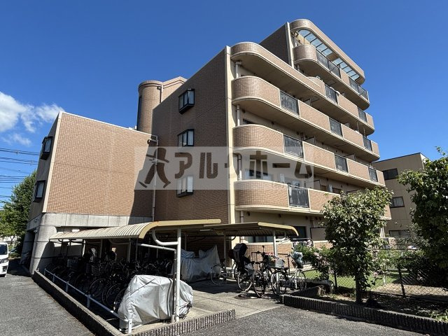 シャルマン・シェソワの外観