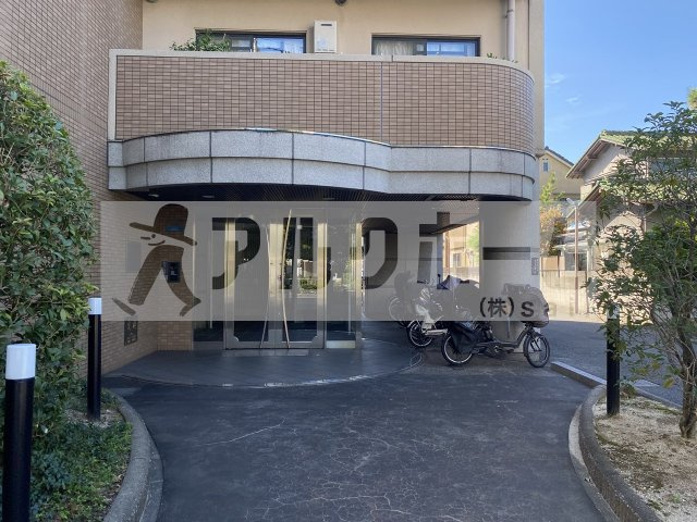 シャルマン・シェソワのエントランス