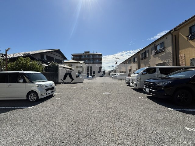 シャルマン・シェソワの駐車場