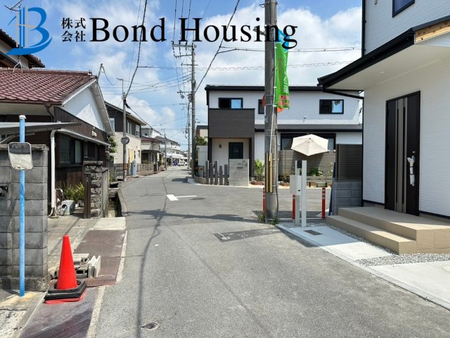 「LDK20帖」「駅徒歩6分」大久保町西島 限定3棟 2号棟の前面道路含む現地写真