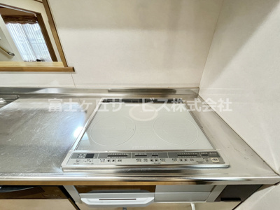【キッチン】 | 袋井市鷲巣　中古住宅 | 3口IHクッキングヒーター