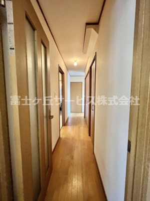 【収納】 | 袋井市鷲巣　中古住宅 | 廊下に大容量の収納があります