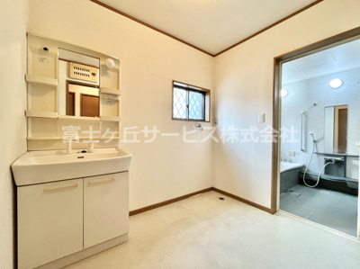 【洗面所】 | 袋井市鷲巣　中古住宅 | 洗面台、洗濯機を設置しても余裕のある広さです。