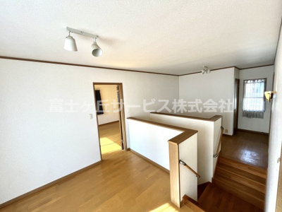 【その他】 | 袋井市鷲巣　中古住宅 | 2階へ上がると階段が左右に分かれる設計です。