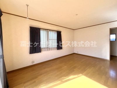 【洋室】 | 袋井市鷲巣　中古住宅 | 10.6帖