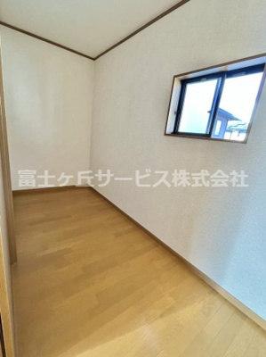 【収納】 | 袋井市鷲巣　中古住宅 | 10.6帖の寝室の奥には3.2帖のWICがあります。書斎としてもおススメです。