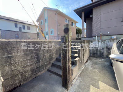 【エントランス】 | 袋井市鷲巣　中古住宅 | 駐車場から8段の階段を上ります。