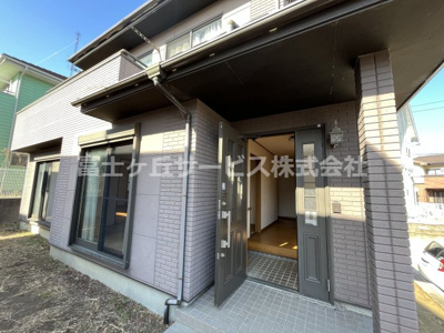 【エントランス】 | 袋井市鷲巣　中古住宅 | 親子ドアの玄関です。
